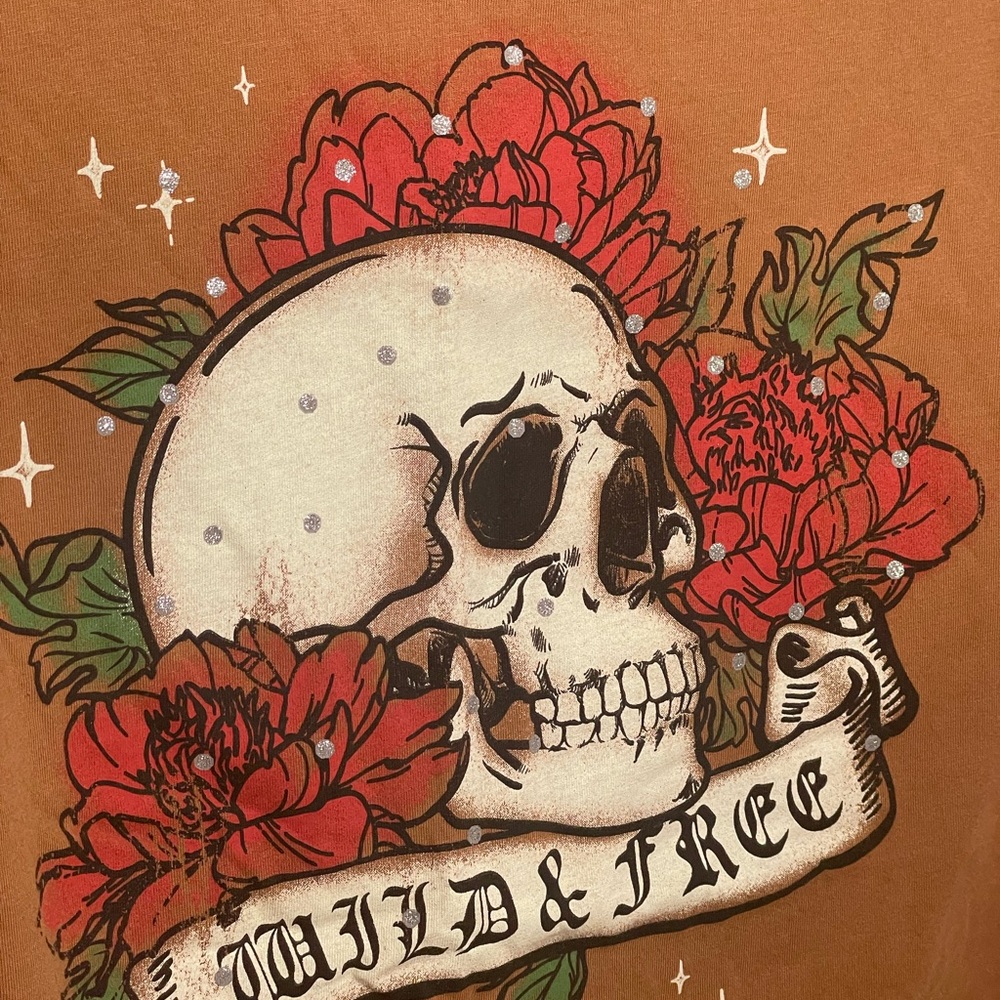 Wound Up Junior’s Large Brown Tee with Skull and Floral Graphic - Picture 3 of 5